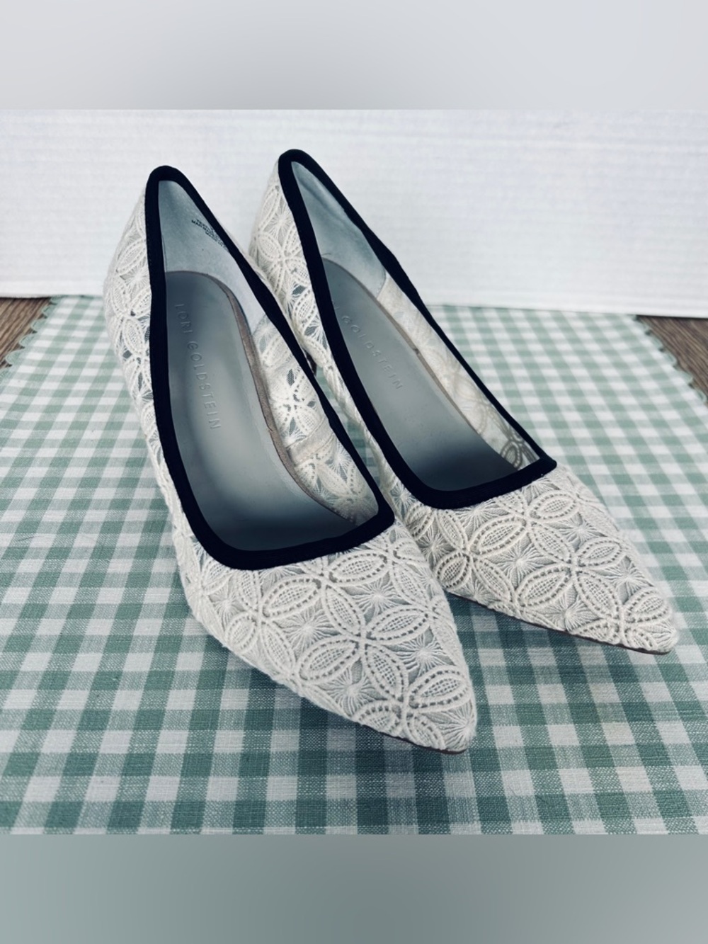 Lori Goldstein Size 9.5 Lace Pointed-Toe Pumps with Black Trim - Women's Heels